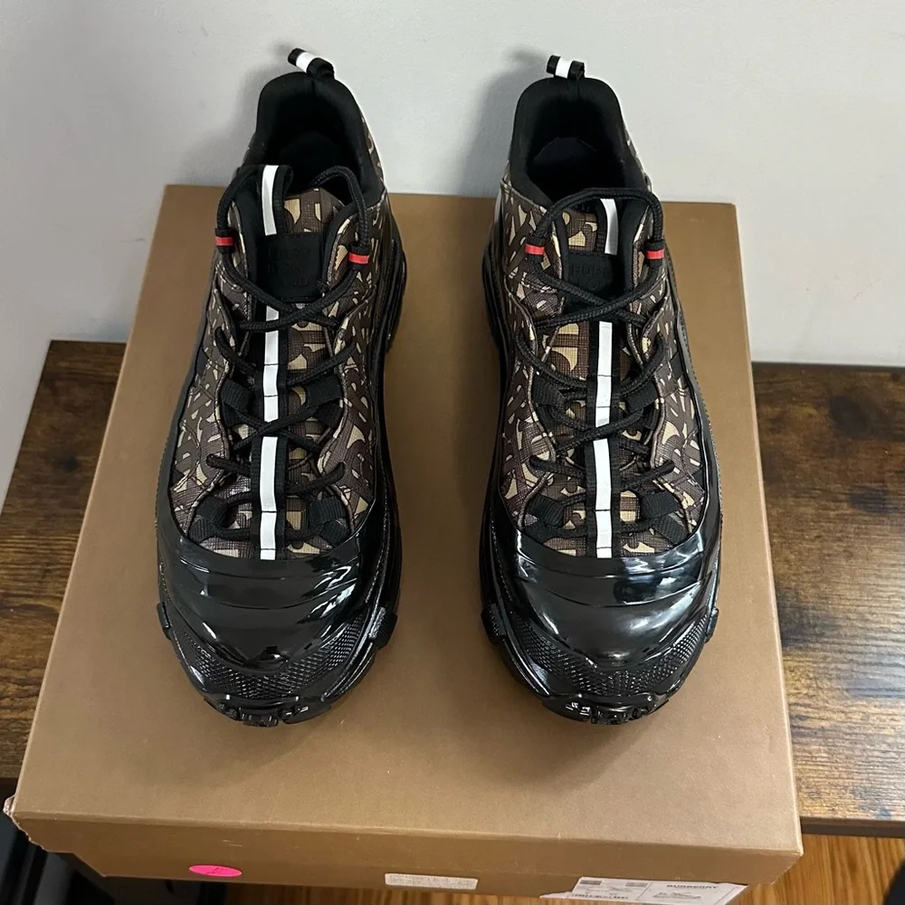 Burberry Sneakers Brand New Never Worn - Picture 1 of 7